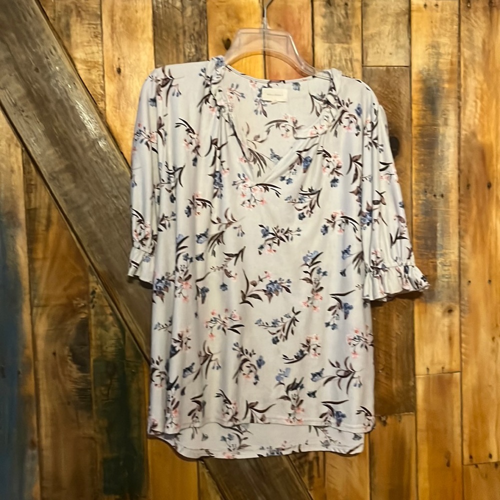 Sweet little v neck floral top